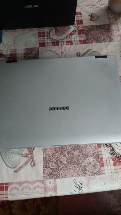 Продам ноутбук Самсунг по запчастям всё рабочие