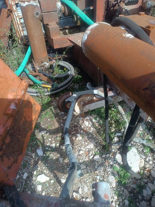 Máquina de serrar pedra , tem motor lombardini   a gasóleo.