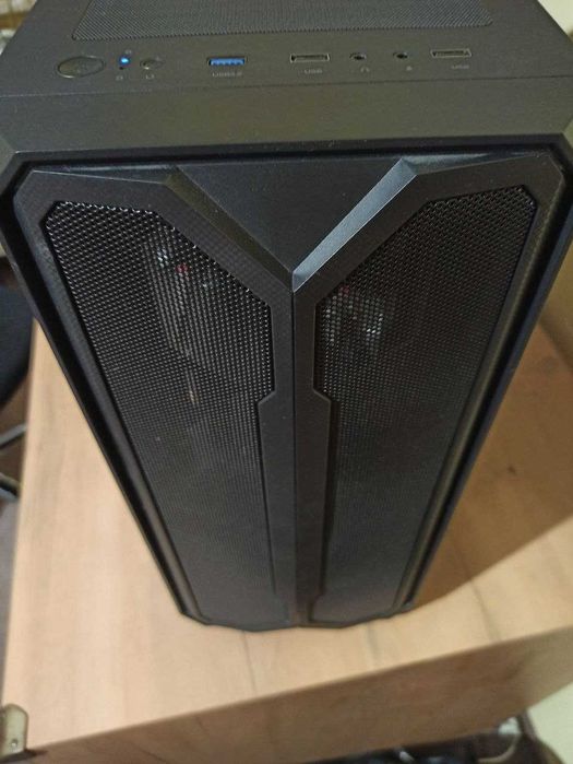 Dwuletni komputer PC AMD z monitorem GIGABYTE oraz klawiaturą i myszą