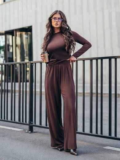 Брючный костюм коричневого цвета с лонгсливом