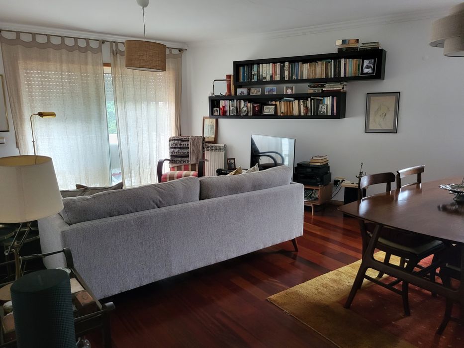Quarto para arrendar. Simpático quarto para arrendar num aoartamento aconchegante.