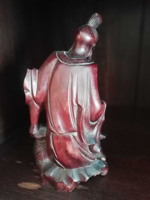 Escultura antiga oriental em madeira exótica