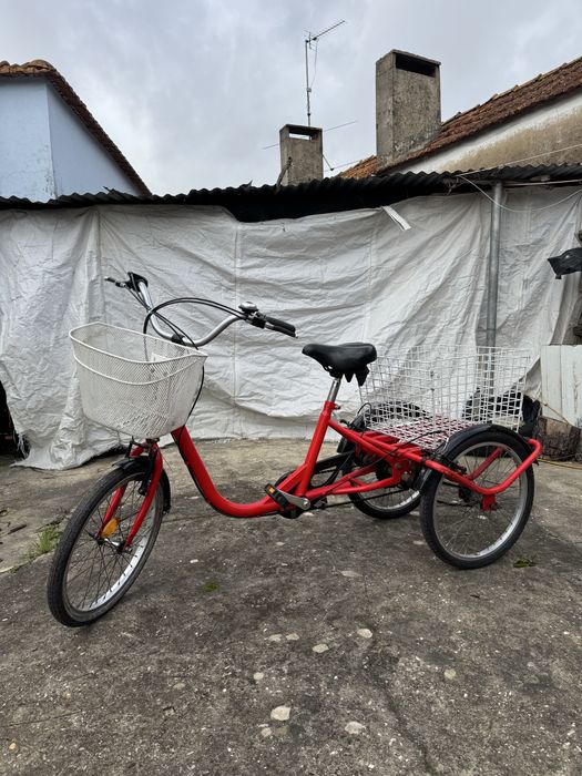 Triciclo vermelho em bom estado