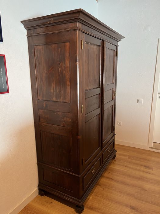 Roupeiro de madeira maciça em muito bom estado