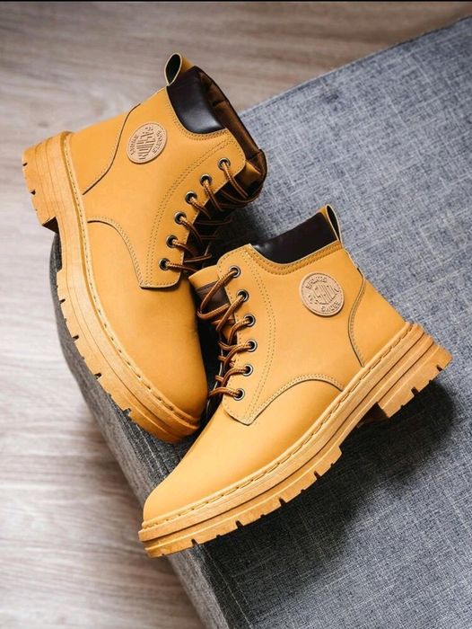 Botas Amarelas Grandes Clássicas Masculinas – Estilo e Conforto