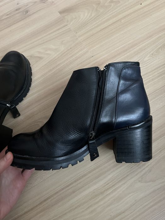 Czarne skórzane botki na słupku