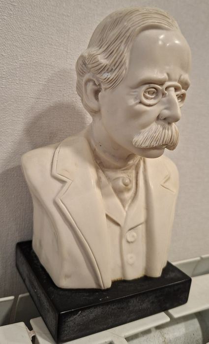 Busto do escritor Camilo Castelo Branco