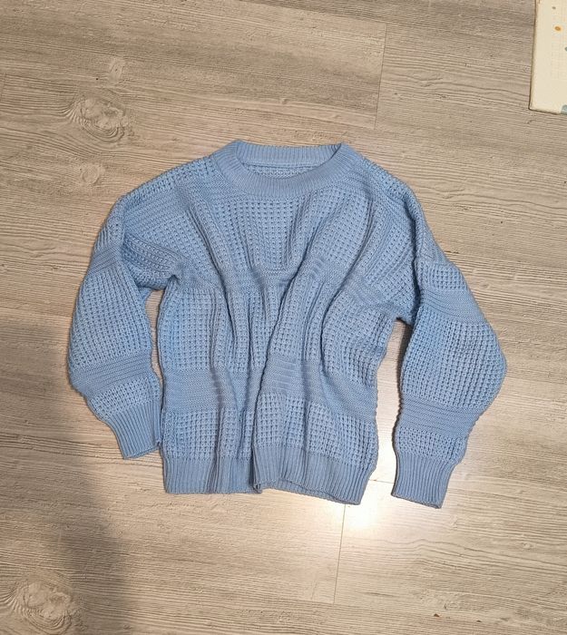 Sweter ażurowy z falbanką i niebieski