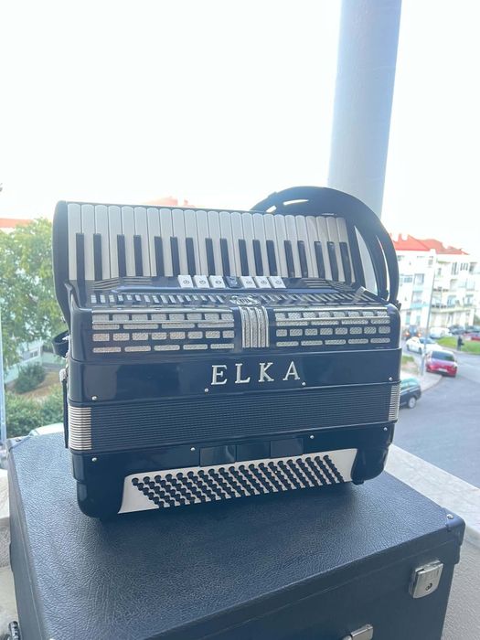 Acordeão ELKA Italiano à 3a voz com 120 baixos- Em excelente estado e pronto a tocar - Com mala e acessórios novos
