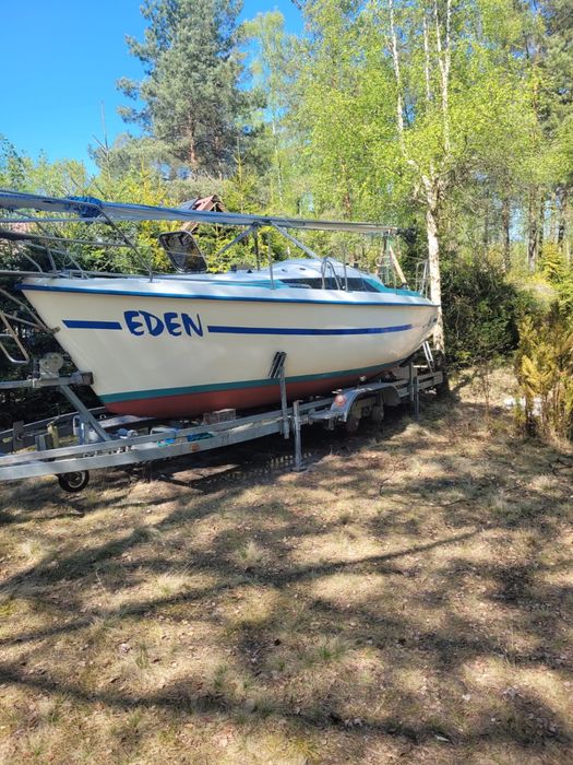 Yacht Tango Family 780 z przyczepą.