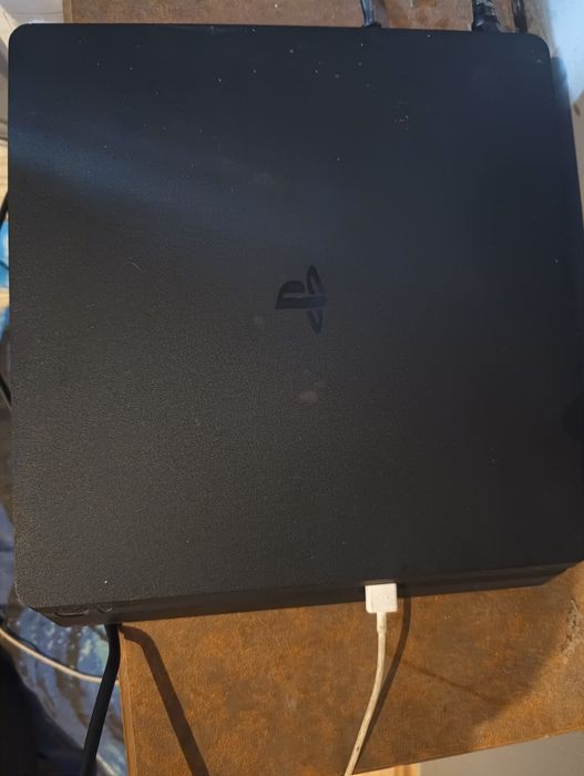 Sprzedam Sony PlayStation 4 Slim 1 TB + 2 pady