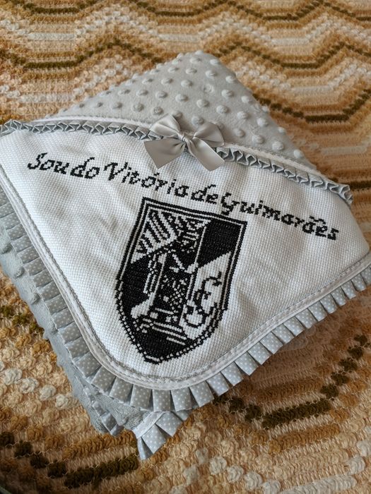 Manta para bebé bordada á mão