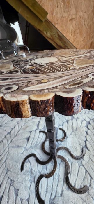 Stolik kawowy okrągły z poroża jelenia.