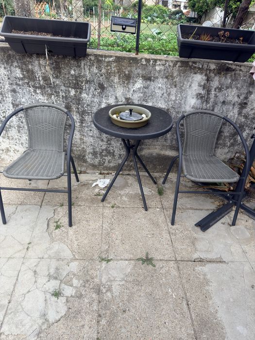 Mesa de jardim com duas cadeiras