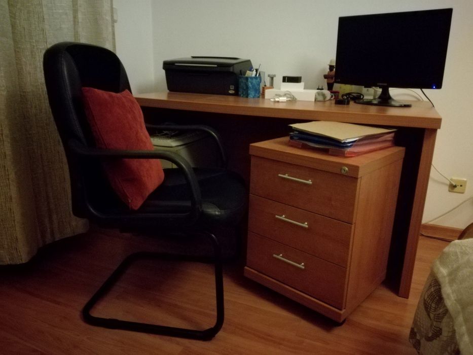Secretária em muito bom estado, inclui cadeira, bloco de gavetas...