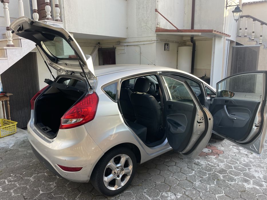Ford Fiesta 1.25 Duratec de Novembro de 2010  (1242 cm³, 60 cv) , apenas 81 000 km .
