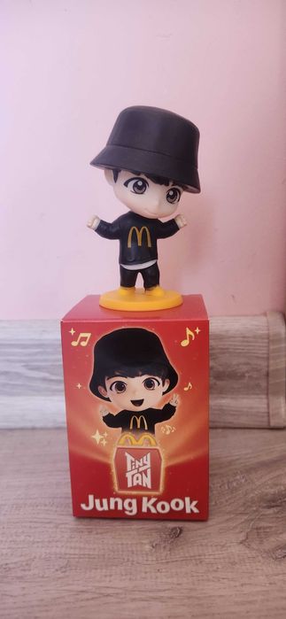 Іграшки BTS з макдональса