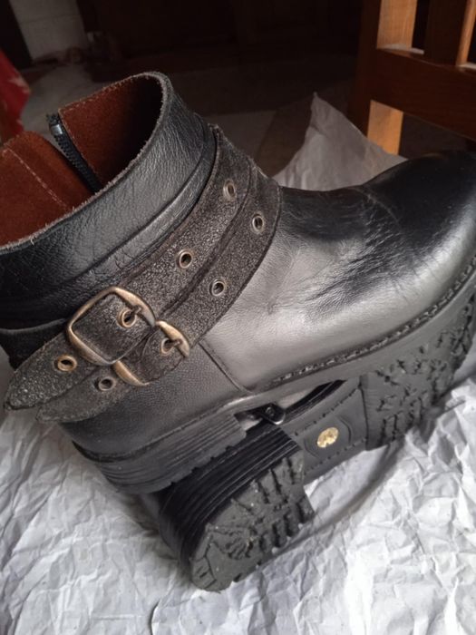 Vendo botas usadas em pele Nº35