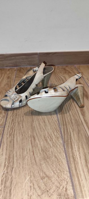 Sapatos em pele NOVOS