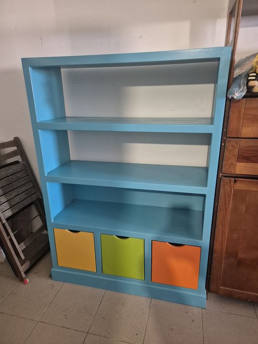 Estantes em pinho maciço