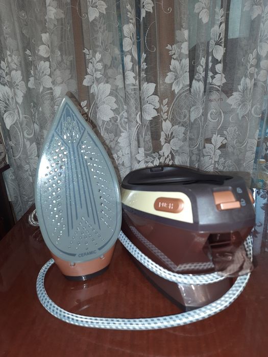 Утюг с парогенератором Grunhelm EI2609C