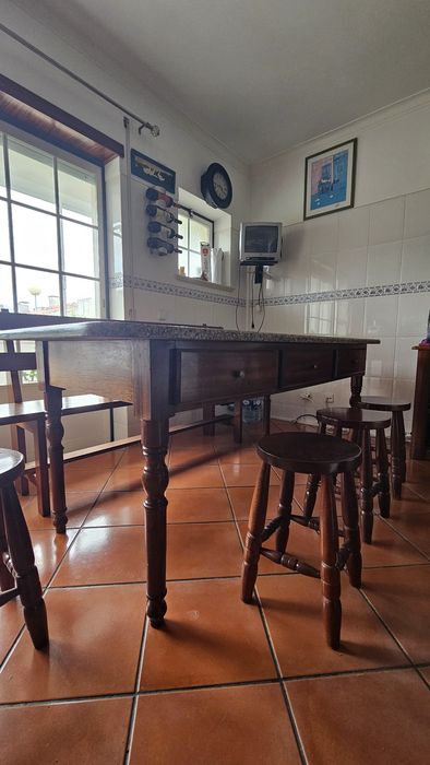 Mesa de cozinha rústica com granito + bancos e cadeira corrida