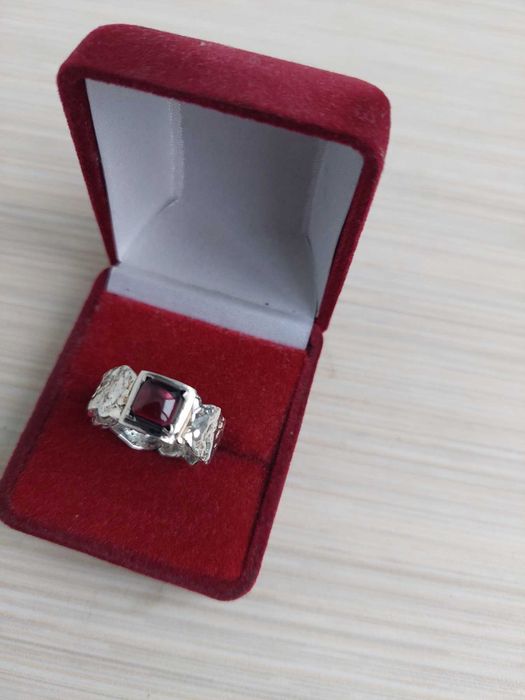 серебряное ,мужское,  грубое брутальное кольцо с натуральным гранатом