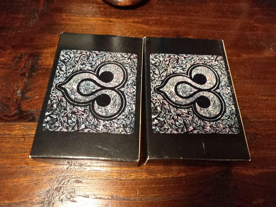 8 baralhos de cartas da TAP e 1 baralho da VIASA.
