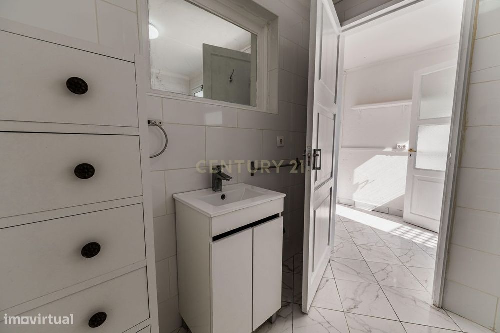 Moradia T3 com Terraço e Vista Mar em Santa Cruz, Lagoa