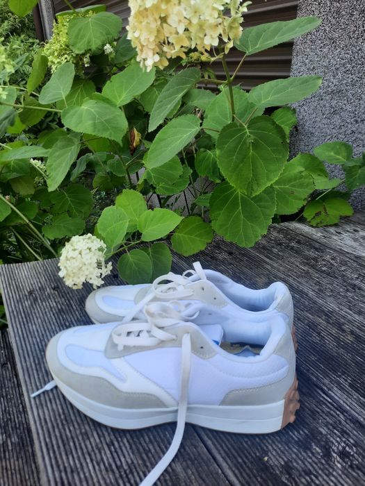 Кросовки белого цвета