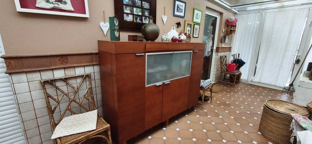 Móvel de sala de jantar / aparador em madeira – design contemporâneo