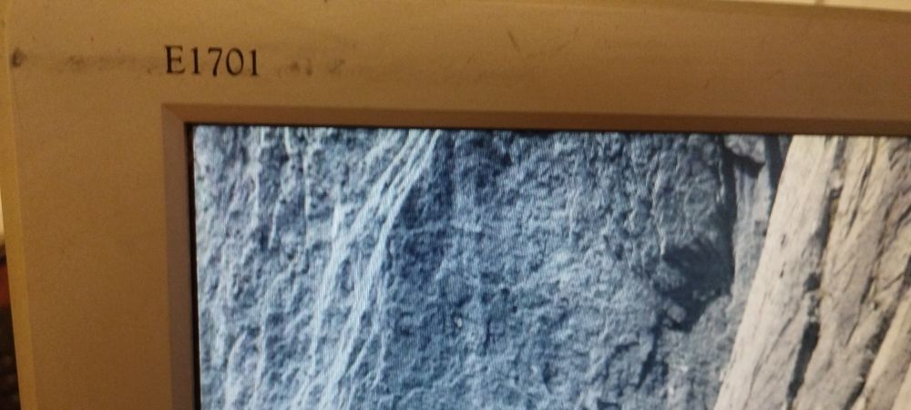 Монітор Captiva E1701