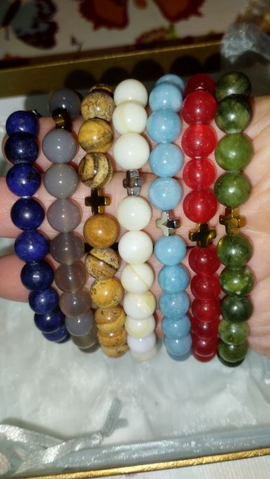 Pulseiras de pedras preciosas com cruz em prata