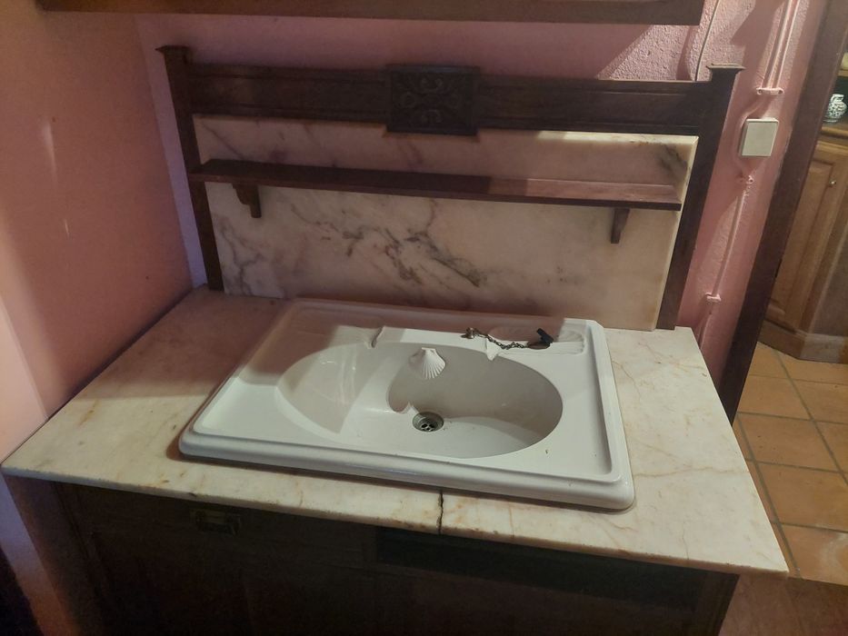 Cómoda antiga com lavatório