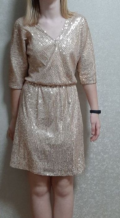 Золотиста вечірня сукня