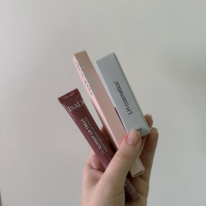 zestaw nowych kosmetyków do ust