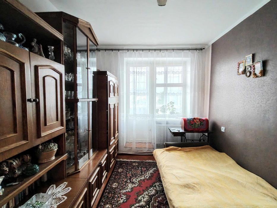 Велика трикімнатна квартира з автономним опаленням в районі цукрового
