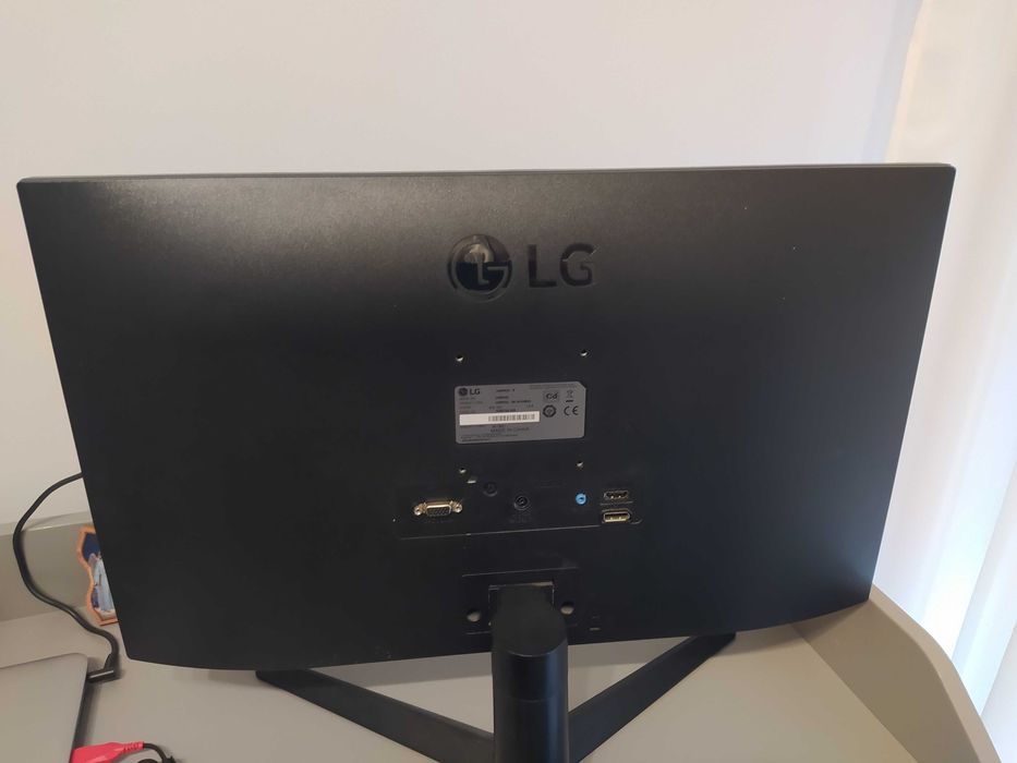Okazja monitor 24 -calowy z okablowaniem marki LG, model 24MP60G.