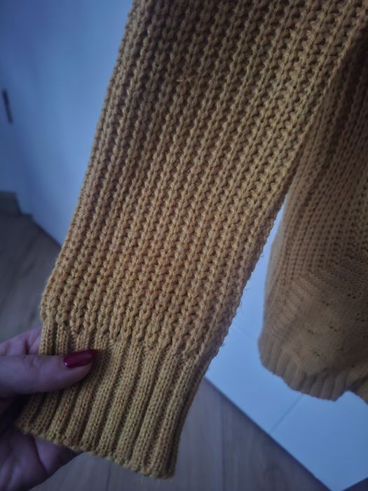 Musztardowy sweter