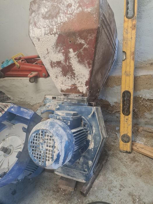 Продам зернодробилку рабочью.