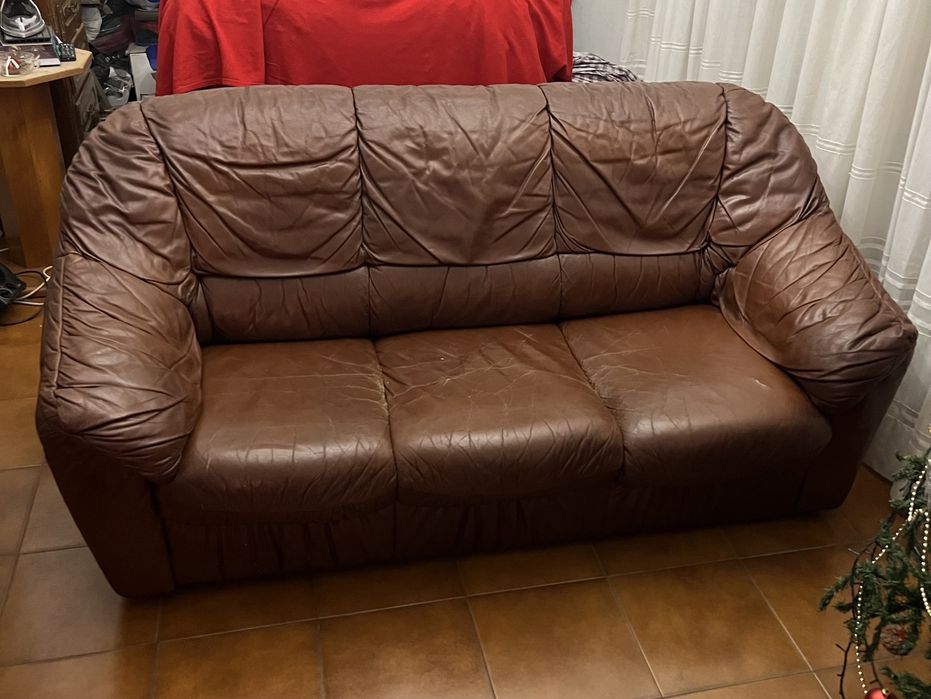 Sofá de 3 lugares em pele + 2 poltronas em pele.