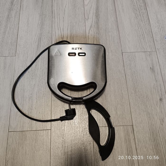 Бутербродниця Вафельниця RZTK, відломана нижня ручка, Стан Робочий