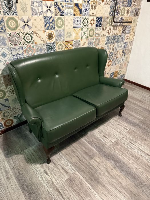 Sofá clássico 2 lugares em pele verde – madeira maciça – 230€