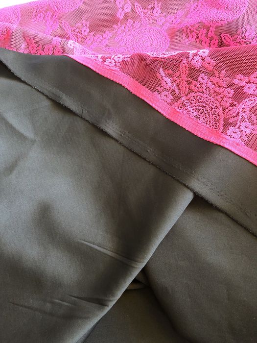 Materiał czarny czerwony koronka 2,7 mb