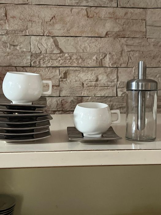 Pires e chávenas mais açucareiro