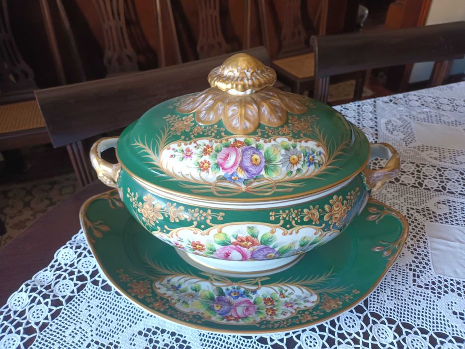 Conjuntos em porcelana pintados à mão por Francisco Vidal