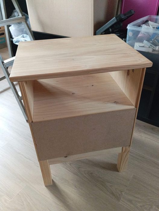 Mesa cabeceira em madeira