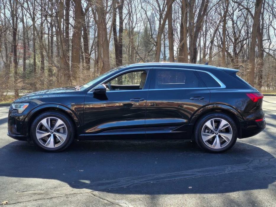 Audi Q8 e-tron quattro Premium Plus      2024