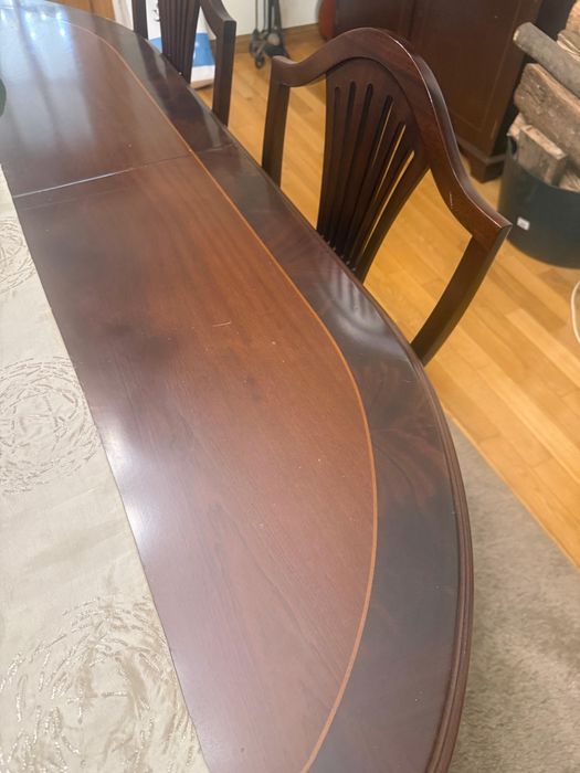 Conjunto Sala de Jantar Completo em Madeira Maciça – Mesa + 6 Cadeiras + Aparador + Cristaleira (Excelente Estado)