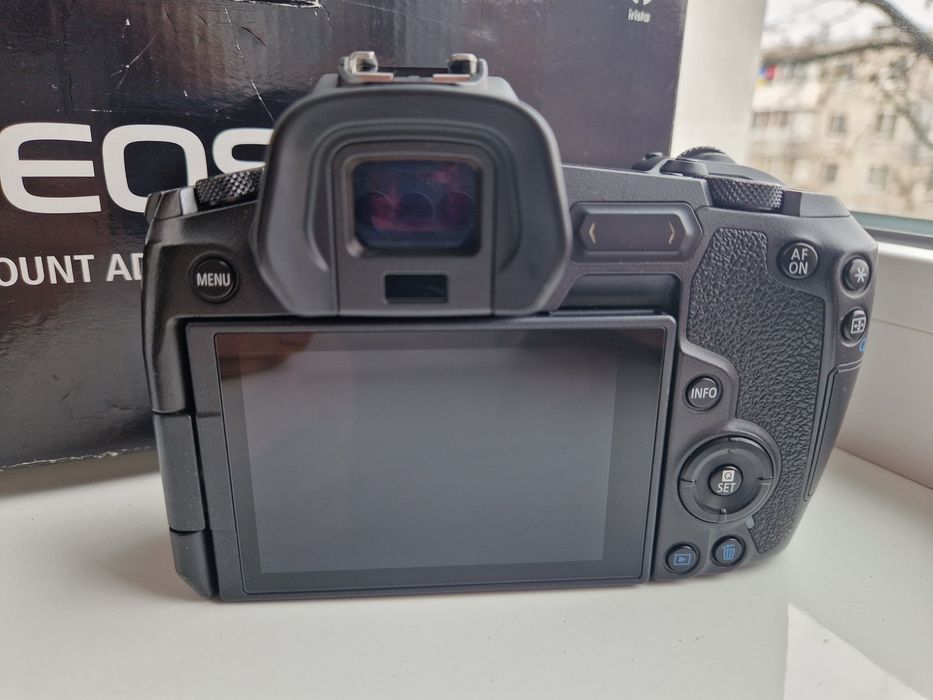 Canon EOS R повний кадр